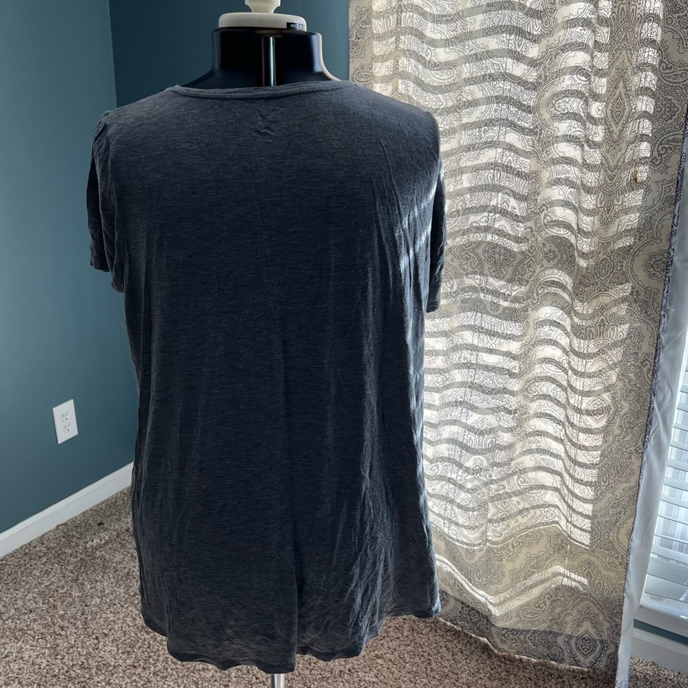 ๐๏ธ2 for $6.00๐๏ธ Grey V neck Tee - Picture 4 of 7